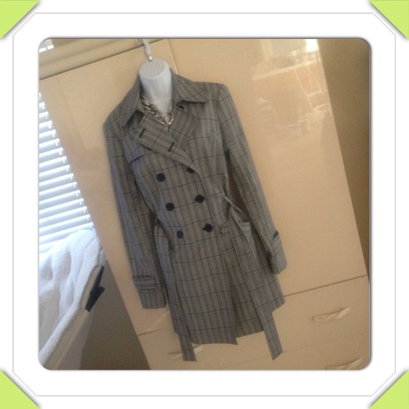 Belted Plaid Print Trench Coat️ w/Front Pockets. Too Cute For Words! - Picture 3 of 4